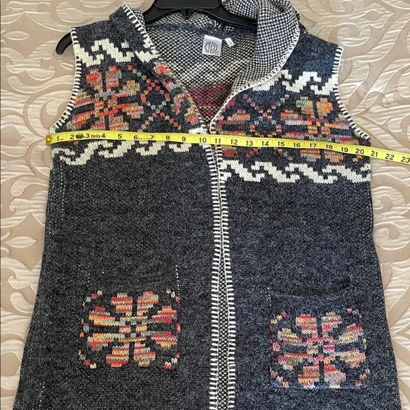 Gray Knit Long Vest with Patterned Trim - Picture 5 of 9